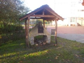 Lehmbackofen mit Überdach.jpg