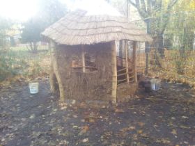 Lehmhütte halb fertig.jpg